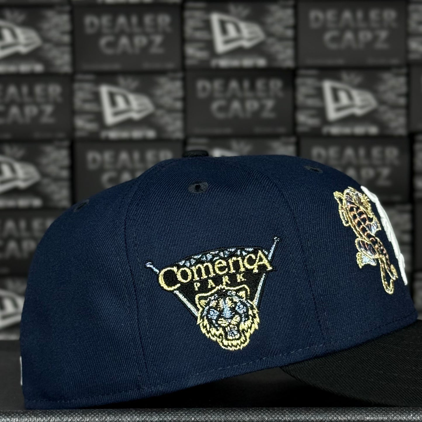 DETROIT TIGERS (glow in the dark)