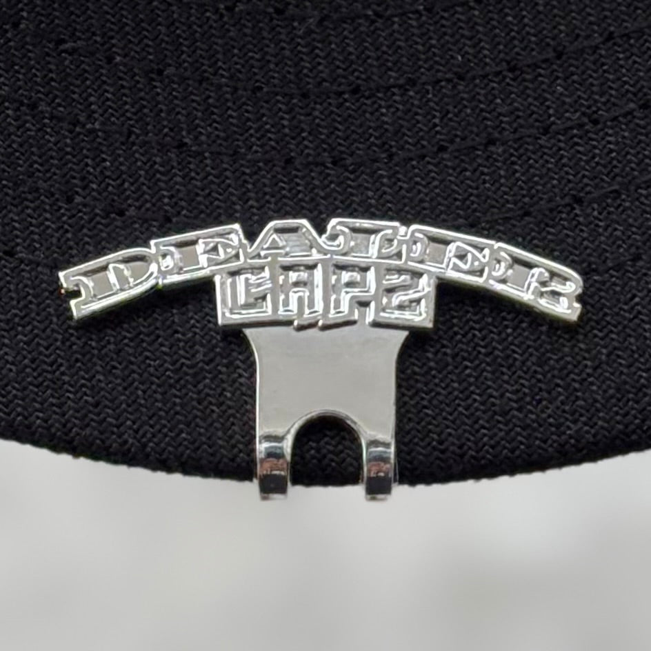 CLIP PLATA “DEALER CAPZ”
