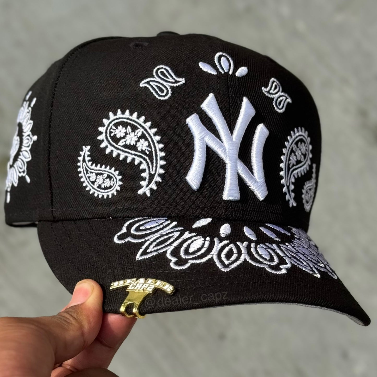7 1/8 • 7 1/4 • 7 3/8 • NEW YORK YANKEES PASLEY
